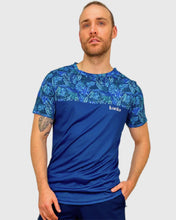 Cargar imagen en el visor de la galería, POLERA DRY BLUE MONSTERA