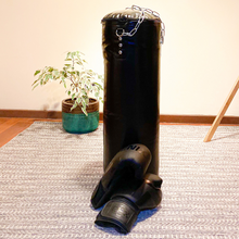 Cargar imagen en el visor de la galería, Saco de box negro + guantes - Pack Dale duro!